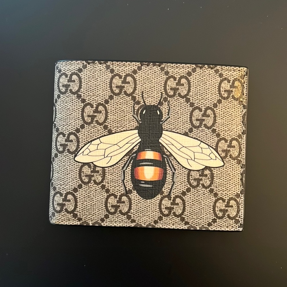 Brand new GUCCI GG SUPREME BEE WALLET